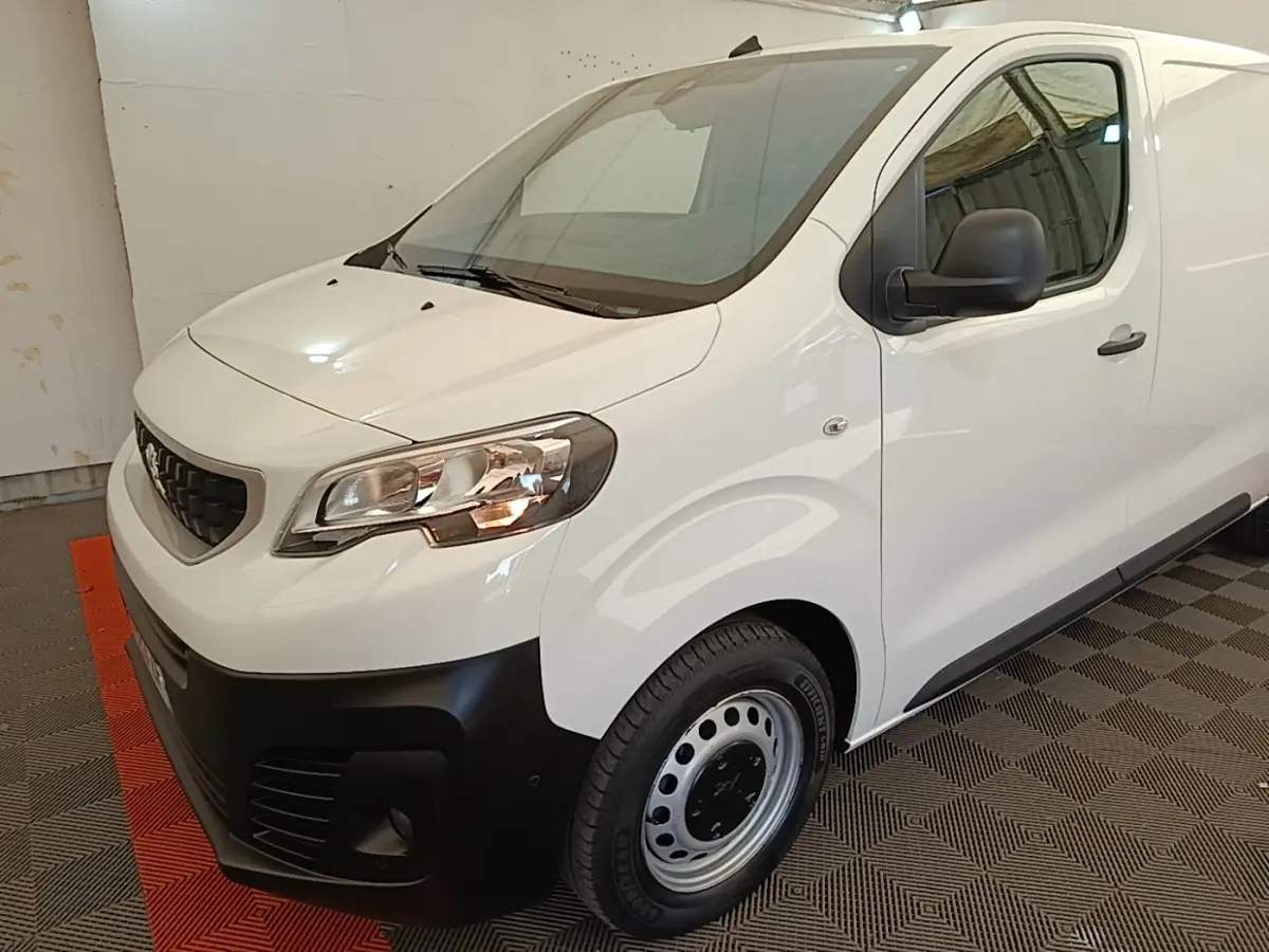 Vue 3/4 avant droit d’un Peugeot Expert Fourgon blanc avec pare-chocs noir et jantes acier simples.