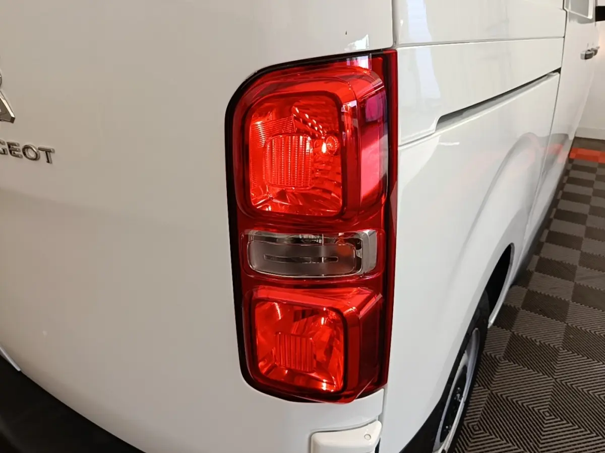 Gros plan sur le feu arrière droit d’un Peugeot Expert Fourgon blanc, avec partie latérale visible en intérieur.