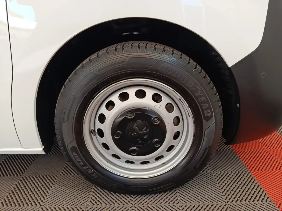Gros plan sur la roue arrière droite du Peugeot Expert Fourgon blanc, jante acier avec pneu Goodyear.