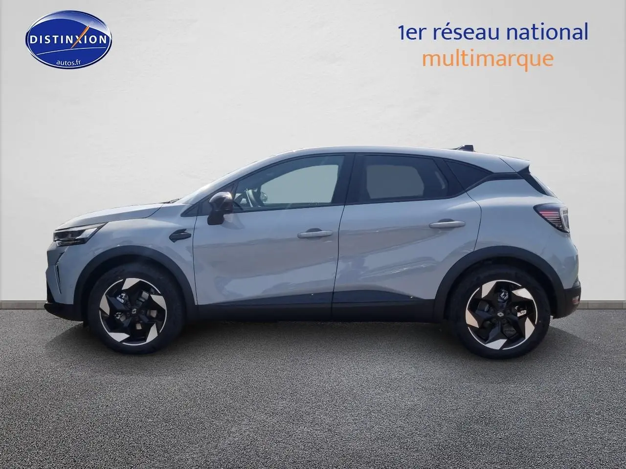 Profil côté gauche du Renault Captur gris rafale 2025 avec jantes alliage et détails noirs contrastants.