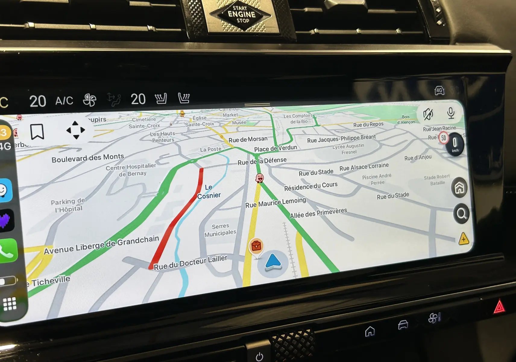 Écran tactile du GPS du DS7 2024 affichant une carte routière, avec commandes climatisation et bouton Start Engine visibles.