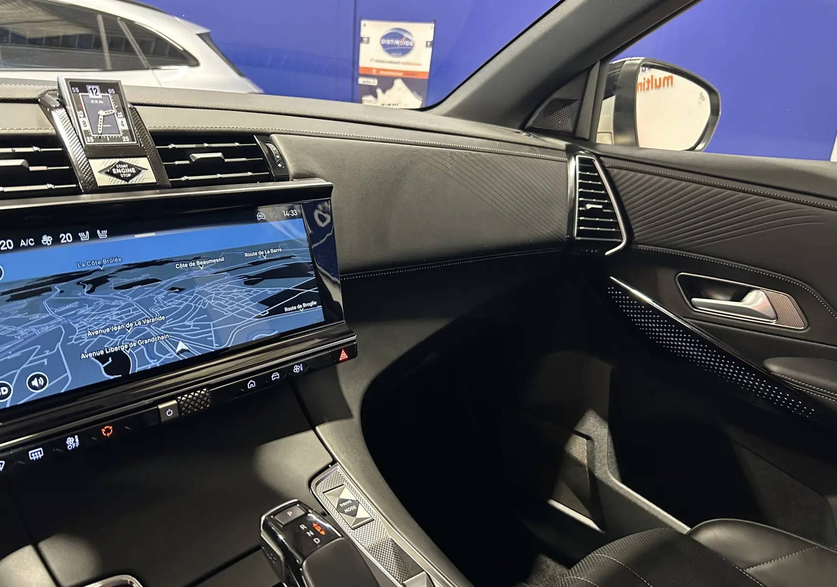 Vue intérieure côté passager du tableau de bord et console centrale du DS7 2024 avec écran tactile et finitions noires élégantes.