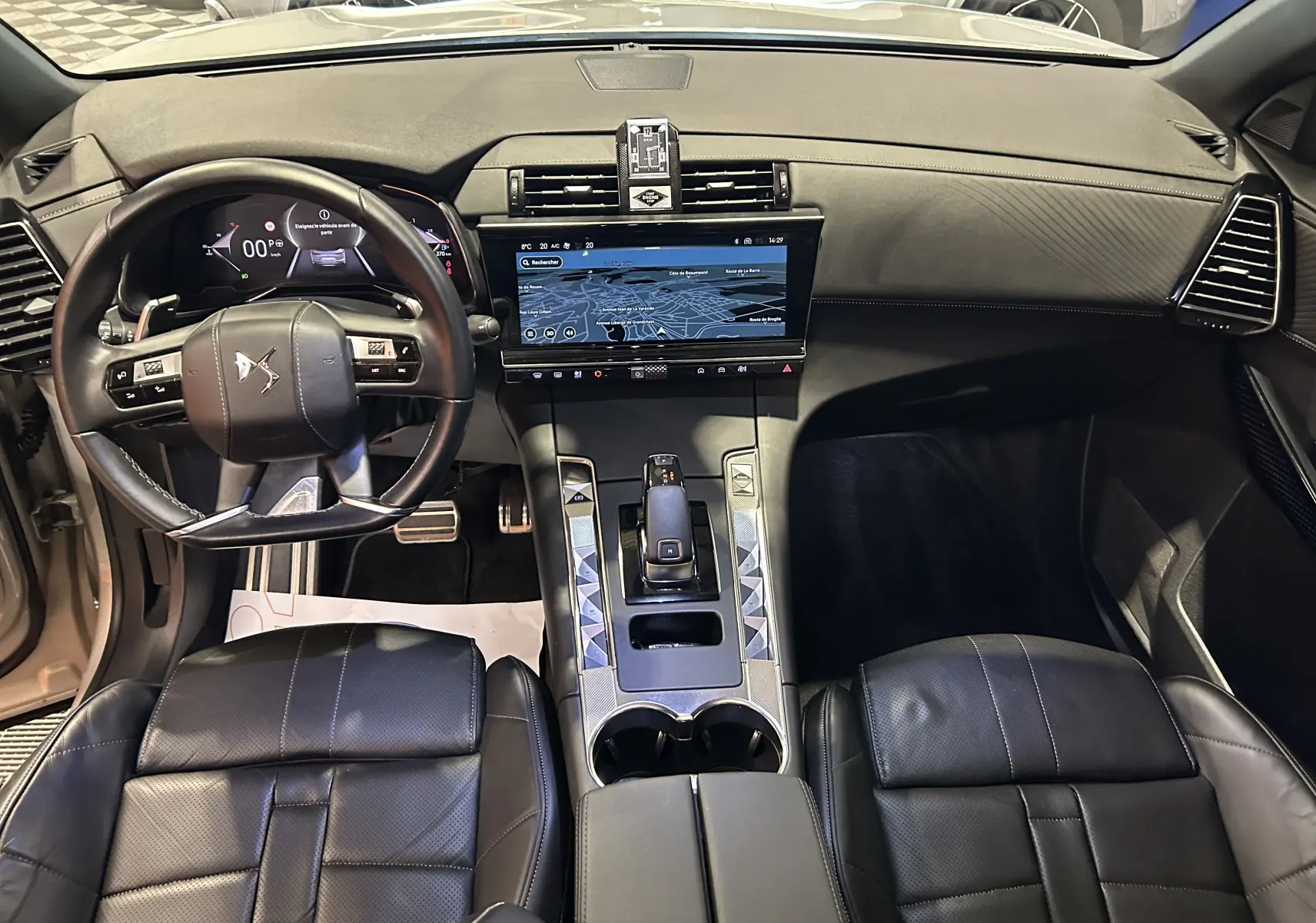 Intérieur noir cuir du DS7 BlueHDI 130 2024, vue de dessus sur le volant, tableau de bord et écran tactile central.