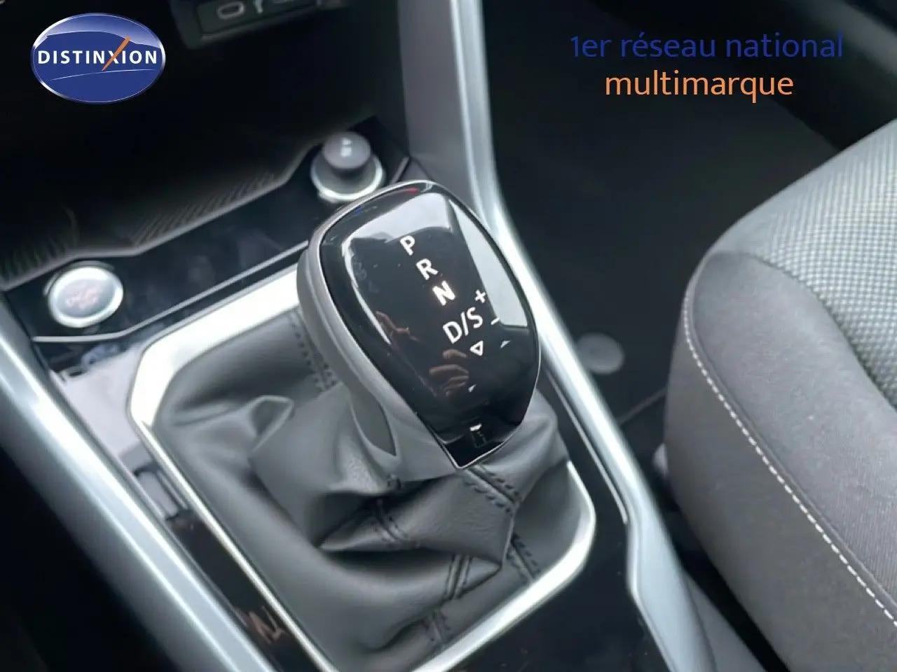 Le levier de vitesses automatique noir du Volkswagen T-Roc 1.5 TSI, vu en gros plan côté console centrale.