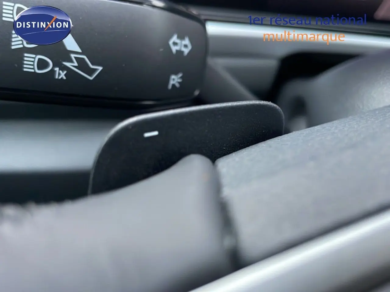 Gros plan sur la palette de changement de vitesse côté droit du volant d’un Volkswagen T-Roc noir Grenadilla.