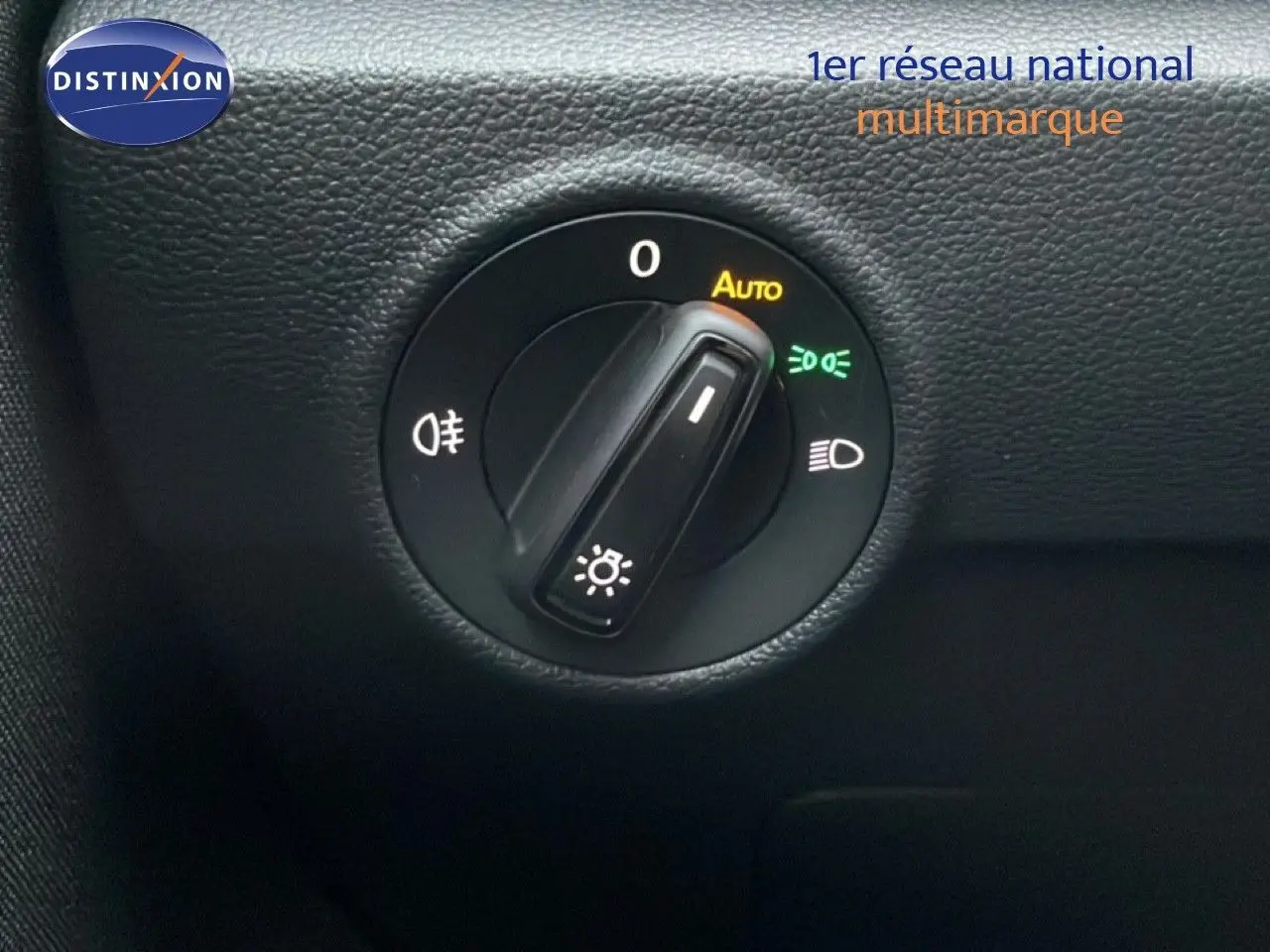 Gros plan sur la molette de réglage des phares du Volkswagen T-Roc 1.5 TSI noir Grenadilla Metal.