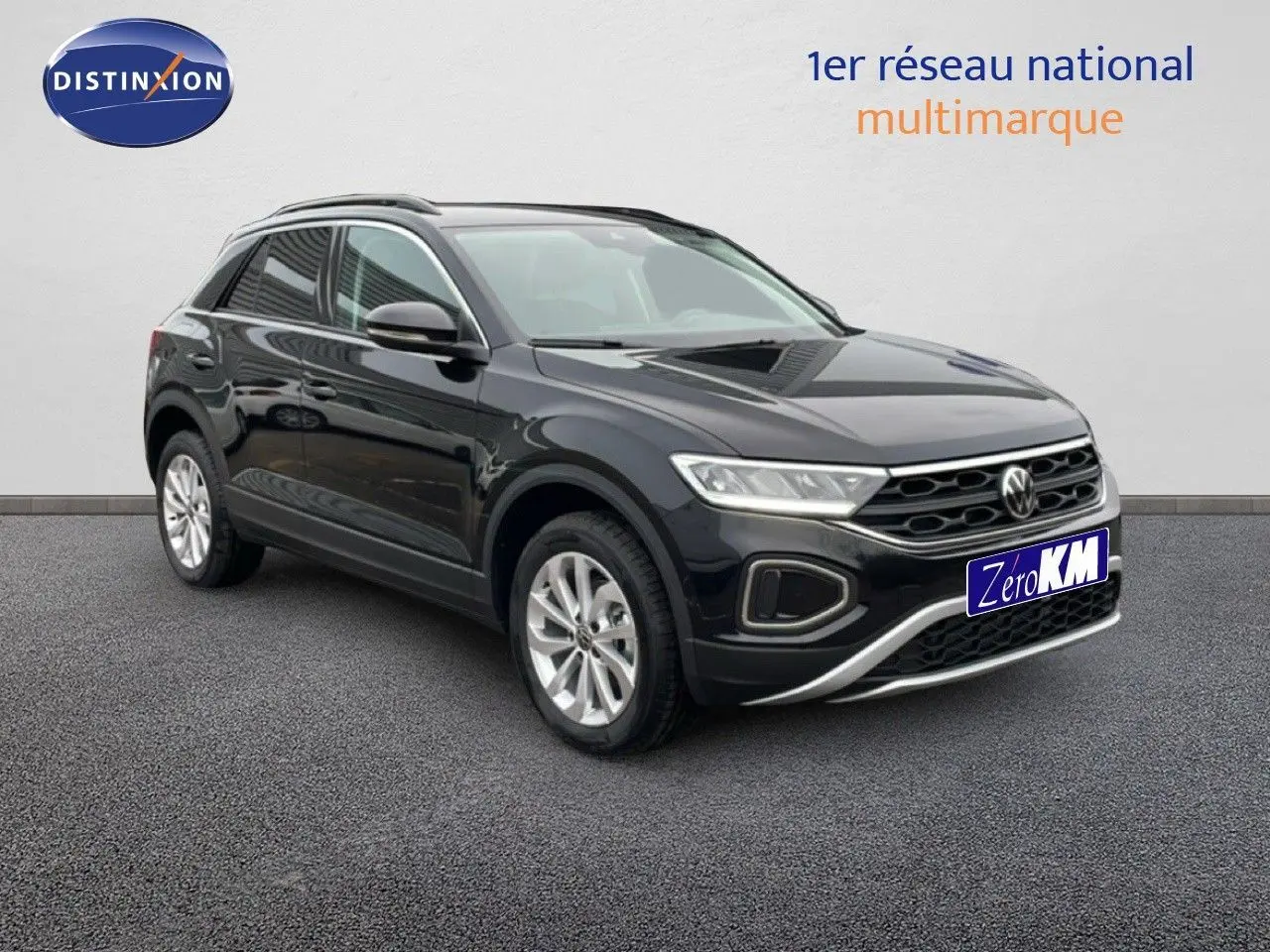 Volkswagen T-Roc noir grenadilla métal en 3/4 avant droit, mettant en valeur ses jantes argentées et sa calandre distinctive.