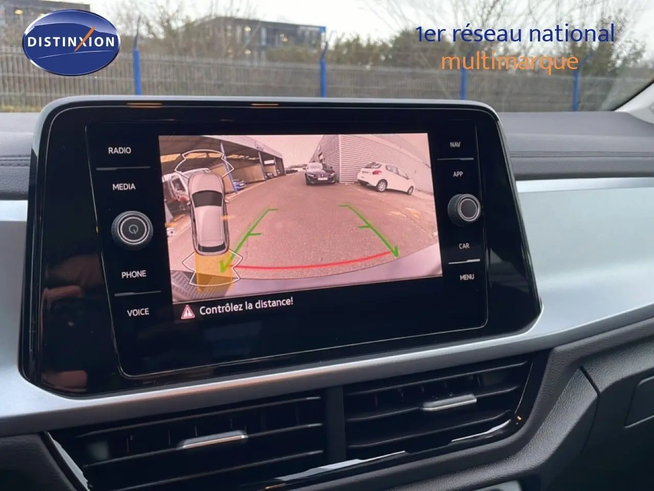 Vue intérieure sur l'écran tactile affichant la caméra de recul du Volkswagen T-Roc noir Grenadilla Metal.