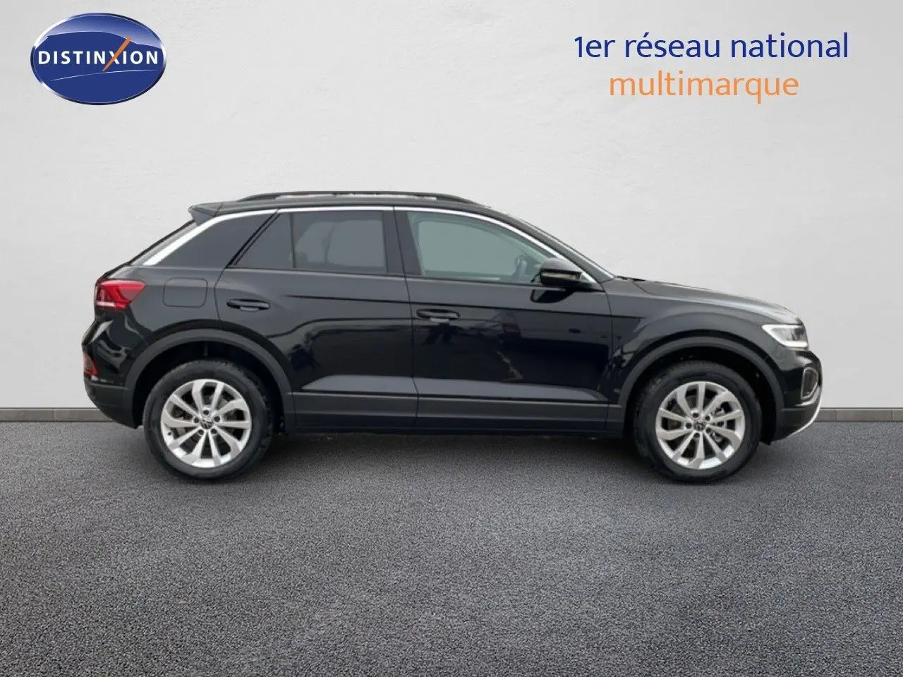 Profil côté gauche d'un Volkswagen T-Roc noir grenadilla métallisé, SUV compact avec jantes alliage et toit ouvrant.
