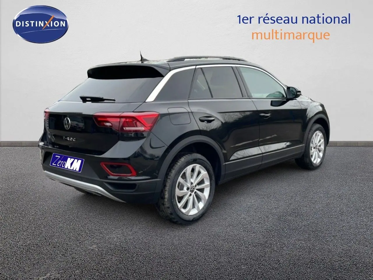 Vue 3/4 arrière droite du Volkswagen T-Roc noir Grenadilla métallisé avec jantes argentées et toit panoramique.