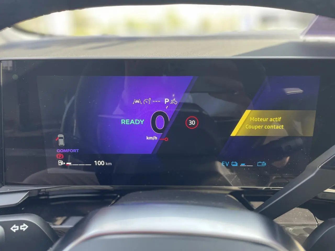 Vue rapprochée du tableau de bord numérique de la Renault Rafale 2025 affichant la vitesse et alertes en mode confort.