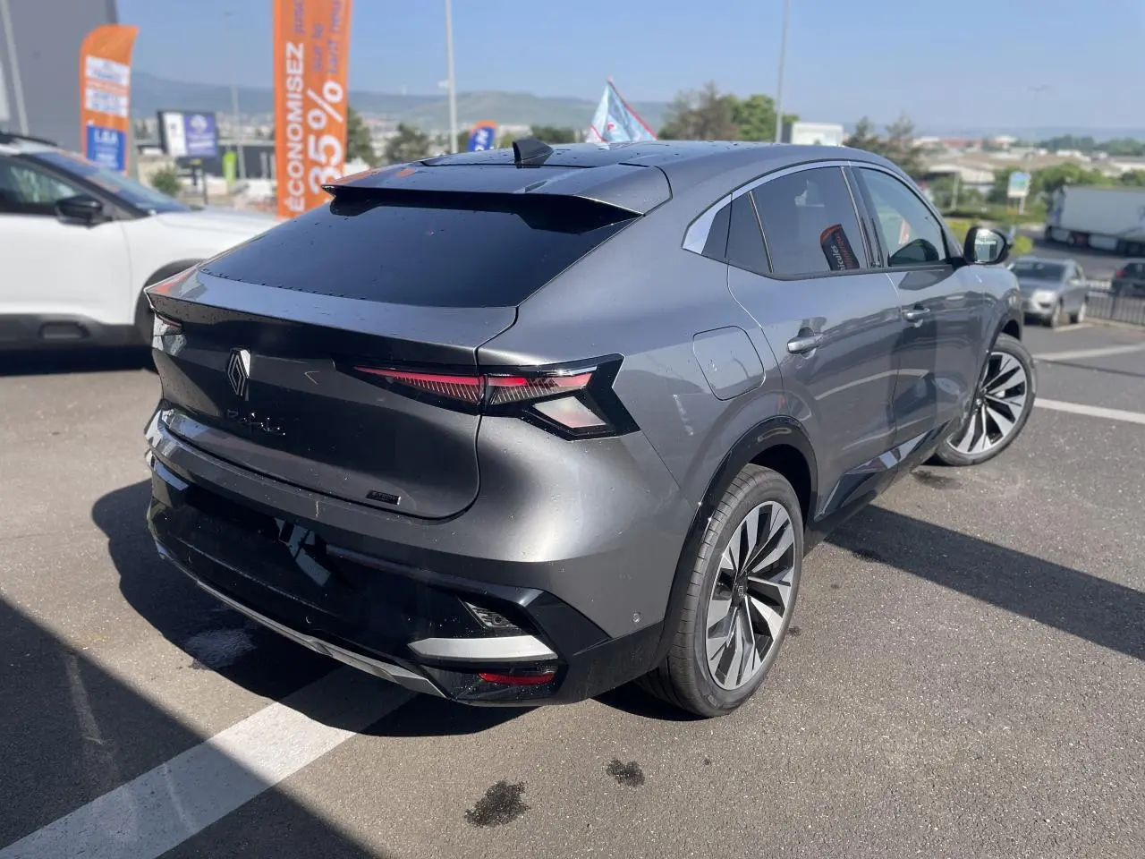 Vue 3/4 arrière droite du Renault Rafale gris avec toit noir, feux arrière LED et jantes alliage 20 pouces.