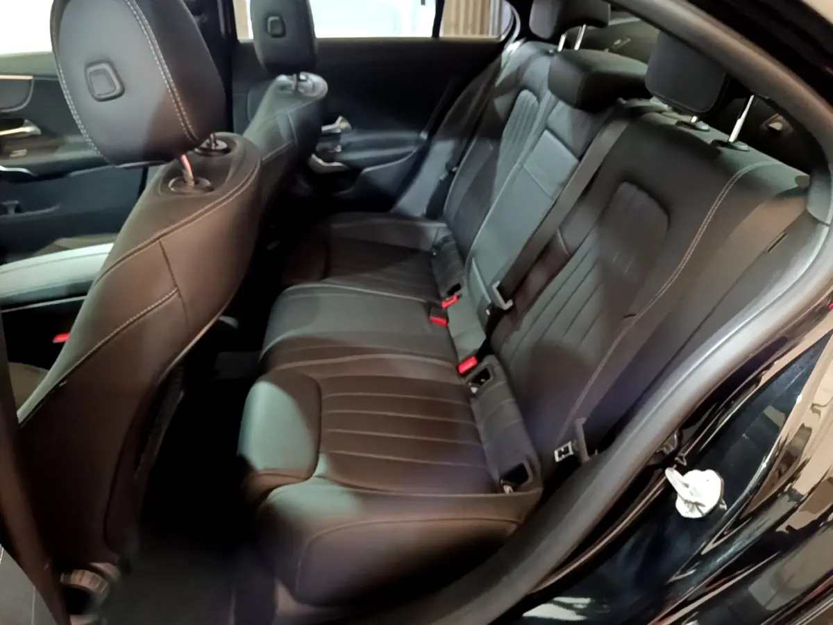 Vue intérieure côté droit montrant la banquette arrière en cuir noir de la Mercedes Classe A Berline A 200 d 2022.