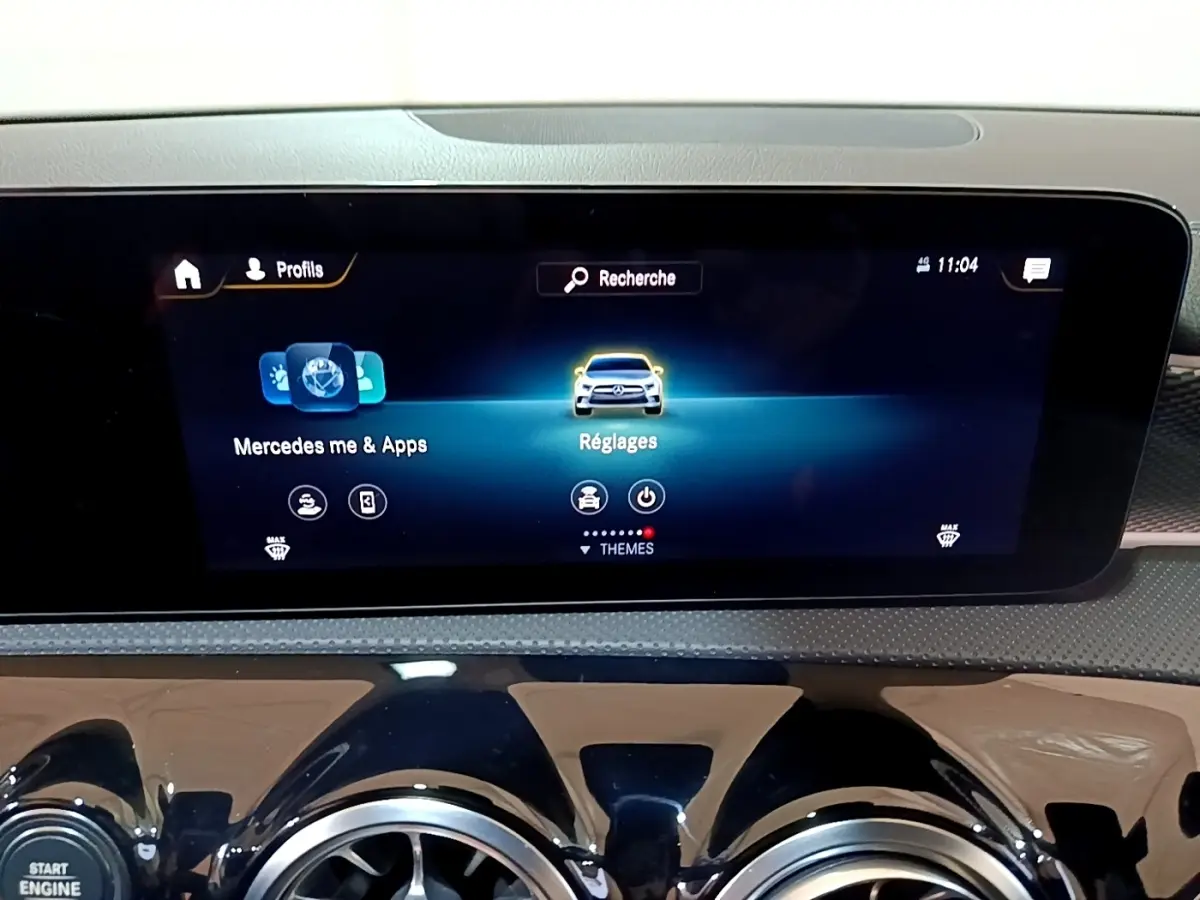 Vue rapprochée de l’écran tactile central du tableau de bord de la Mercedes Classe A noire, affichant le menu Réglages.