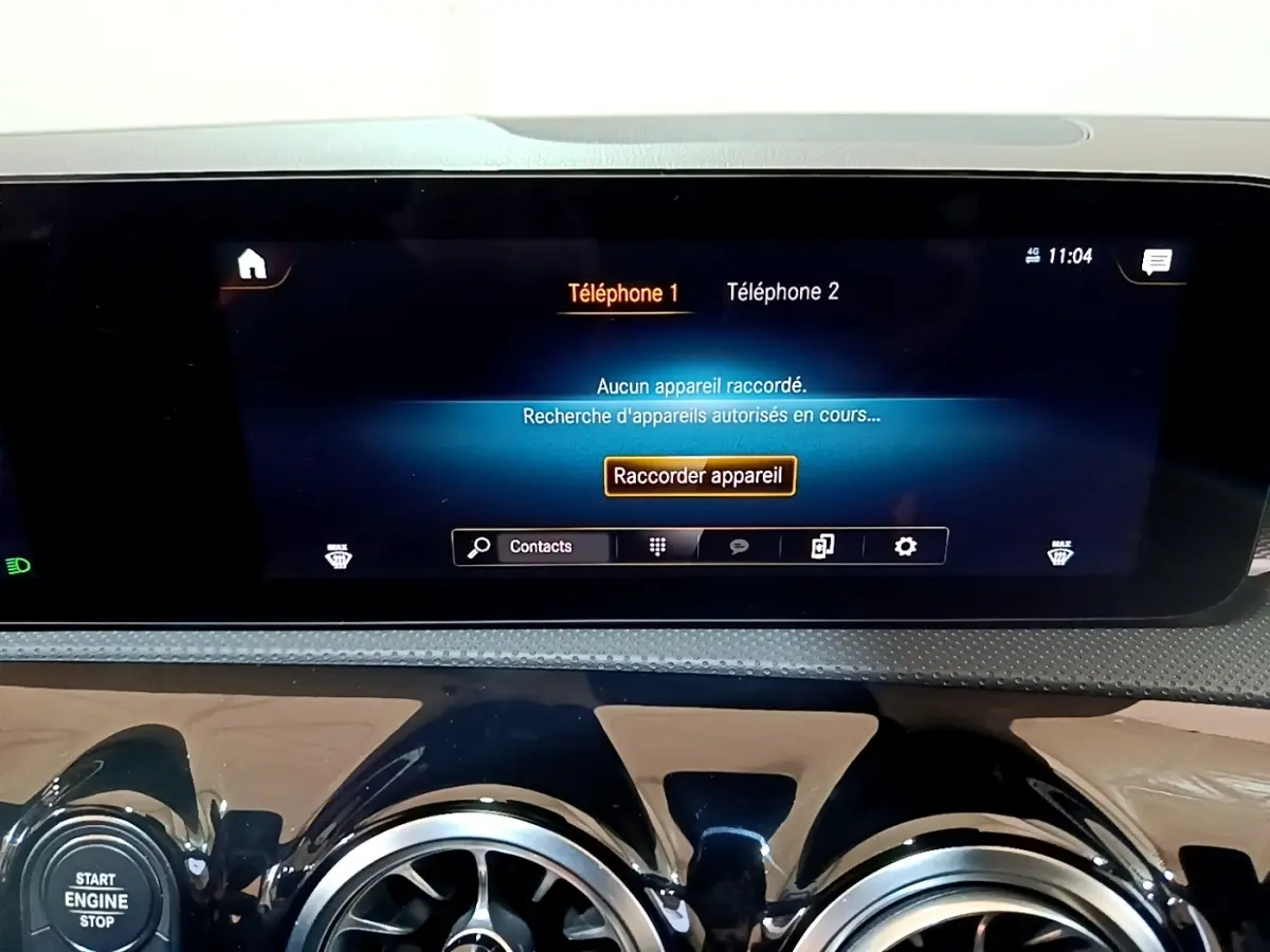 Écran tactile central affichant la connexion Bluetooth dans l’habitacle noir de la Mercedes Classe A Berline A 200 d.