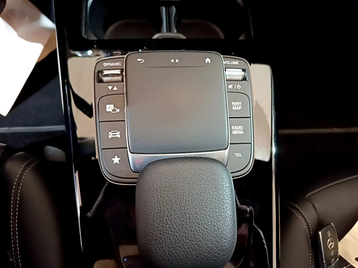 Vue rapprochée du pavé tactile et commandes noires de la console centrale de la Mercedes Classe A Berline A 200 d 2022.