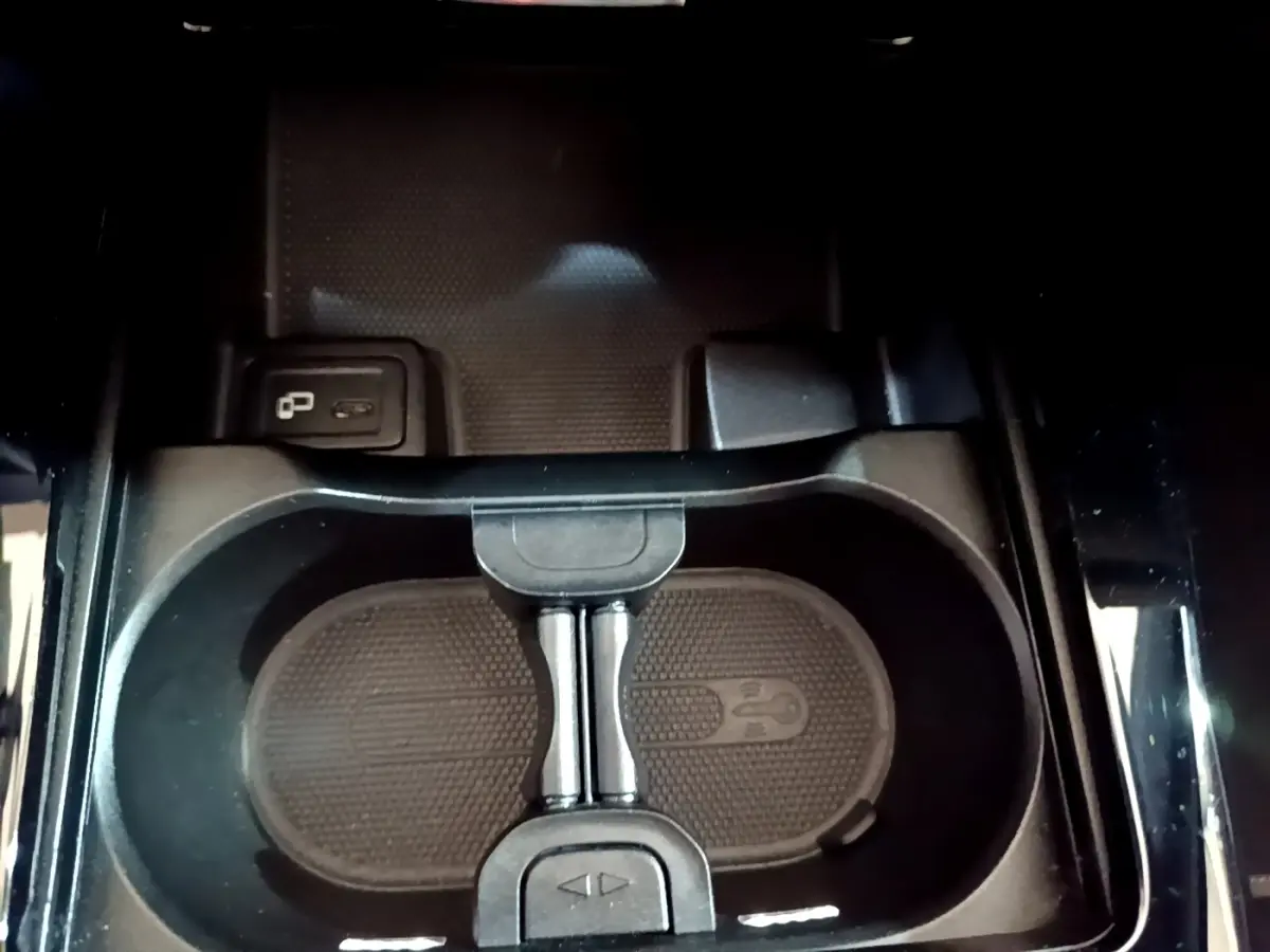 Gros plan sur le porte-gobelets central noir de la Mercedes Classe A Berline A 200 d Progressive Line 2022.