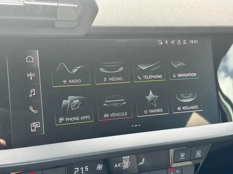 Écran tactile central de l'Audi A3 Sportback 2024 affichant les menus médias, téléphone et navigation, intérieur noir.