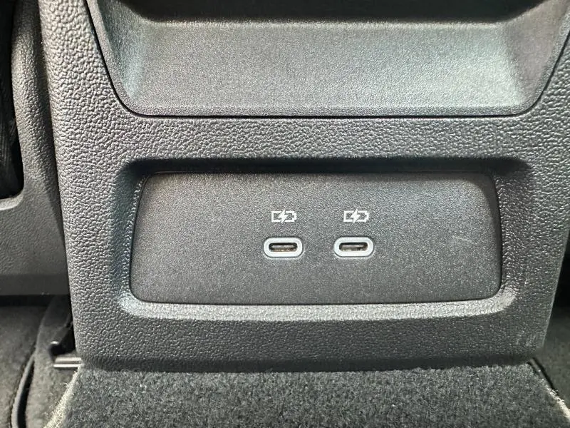 Gros plan sur deux ports USB-C de recharge situés à l'arrière de la console centrale d'une Audi A3 Sportback blanc Arkona 2024.
