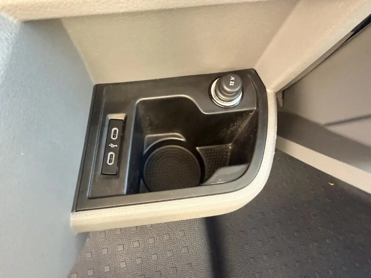 Prise 12V et double port USB dans le compartiment de rangement intérieur du Volkswagen Transporter gris clair.