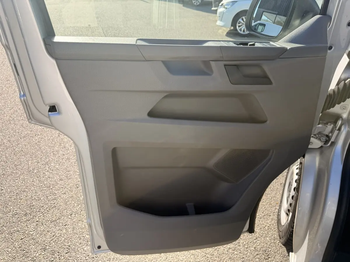 Vue rapprochée de la porte arrière droite grise claire du Volkswagen Transporter 2.0 TDi avec haut-parleur intégré.