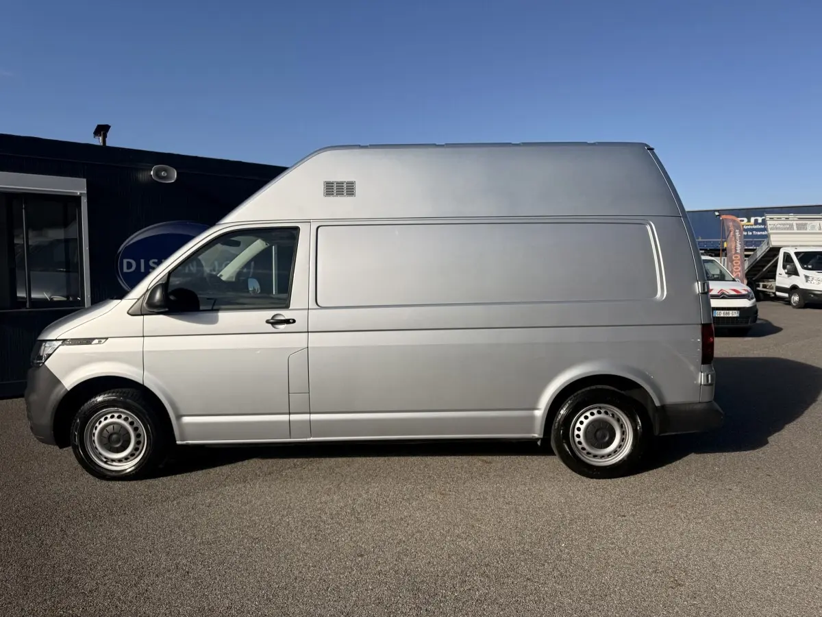 Vue profil droit d'un Volkswagen Transporter gris clair 2.0 TDi 110 L2H1 Business avec toit surélevé.
