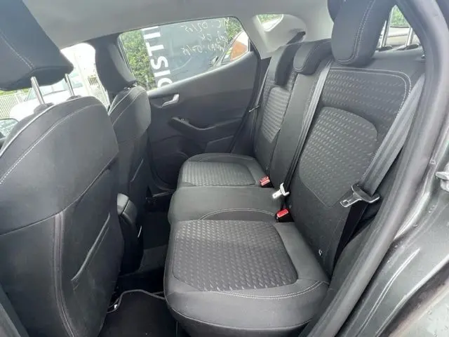 Vue intérieure côté droit des sièges arrière noirs d'une Ford Fiesta gris 2018, version 1.0 EcoBoost essence.