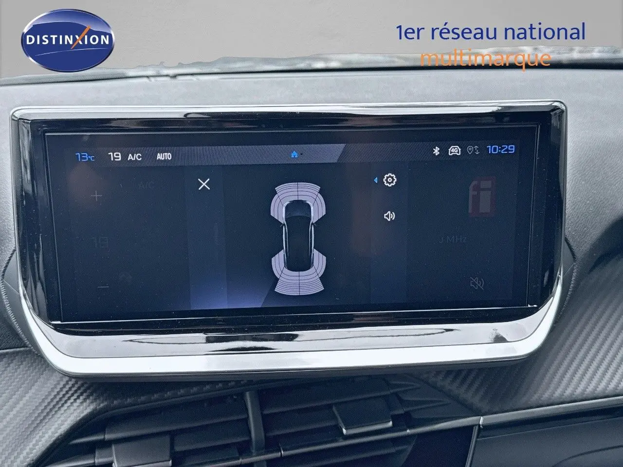 Écran tactile central du Peugeot 2008 Hybrid 136ch Allure 2025 affichant l'aide au stationnement en vue aérienne.