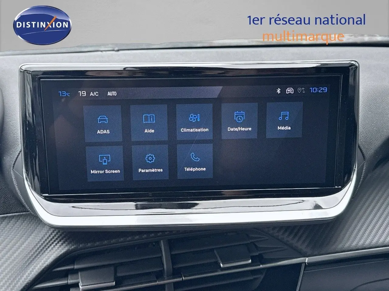 Écran tactile central du Peugeot 2008 Hybrid 136ch Allure 2025, affichant les menus d'aide, climatisation et média.