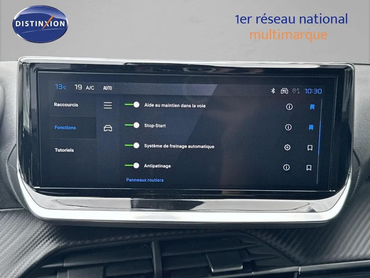 Écran tactile central du Peugeot 2008 Hybrid 136ch Allure 2025 affichant les aides à la conduite et la climatisation.
