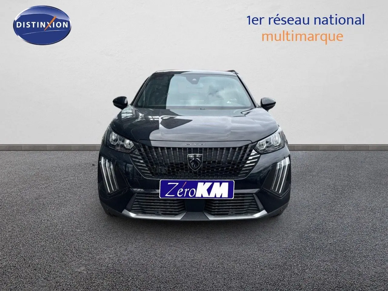 Peugeot 2008 Hybrid noir métal vue de face, avec calandre imposante et feux LED distinctifs allumés.