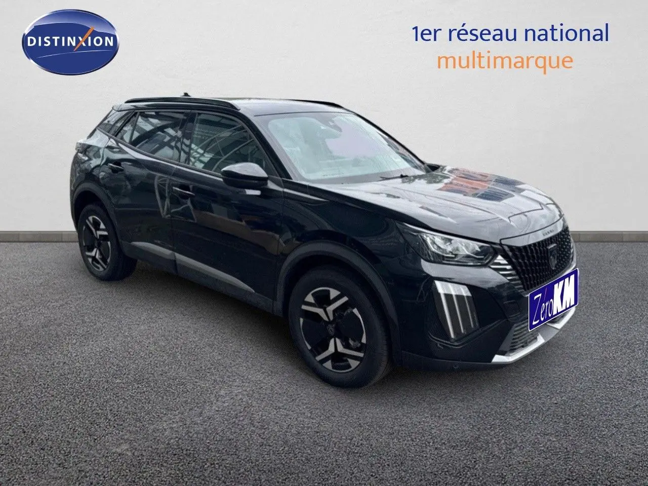 Peugeot 2008 Hybrid noir métal en 3/4 avant droit avec jantes noires et détails chromés visibles.