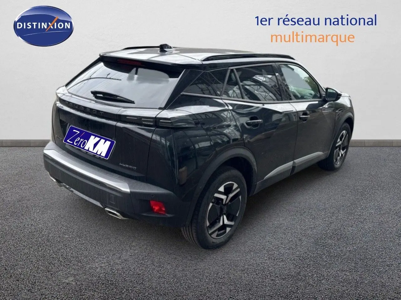 Vue 3/4 arrière droite d'un Peugeot 2008 HYBRID noir métal avec jantes bi-ton et feux LED distinctifs.