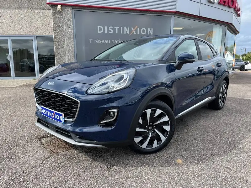 Vue 3/4 avant droite d'un Ford Puma bleu Abysse avec jantes alliage bicolores et calandre noire brillante.