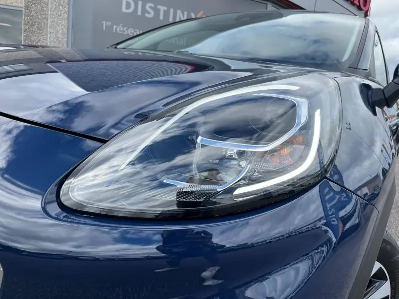 Gros plan sur le phare avant droit LED du Ford Puma bleu Abysse 2023, soulignant son design moderne et élégant.