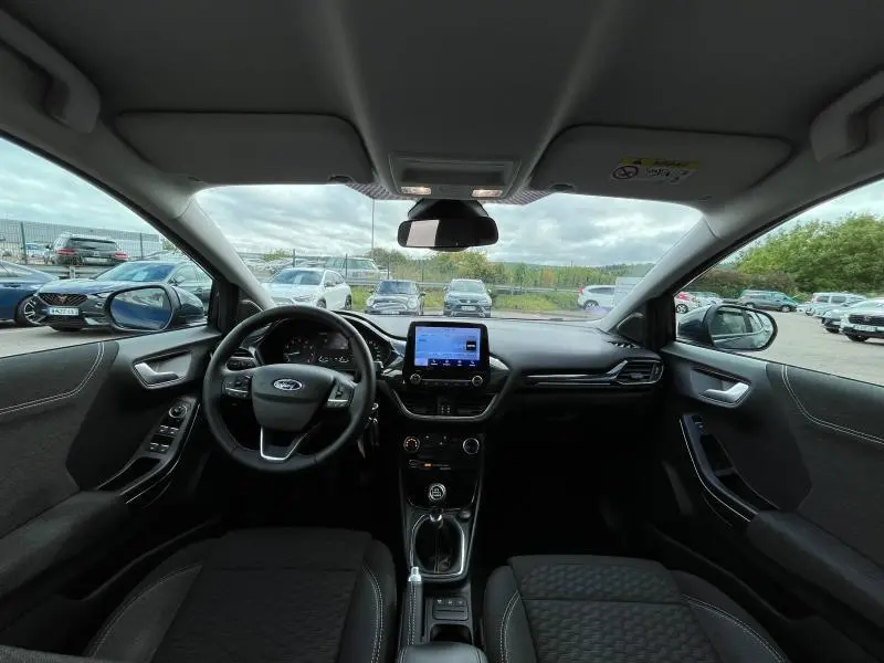 Intérieur avant du Ford Puma 2023 avec tableau de bord noir, volant multifonction et écran tactile central.