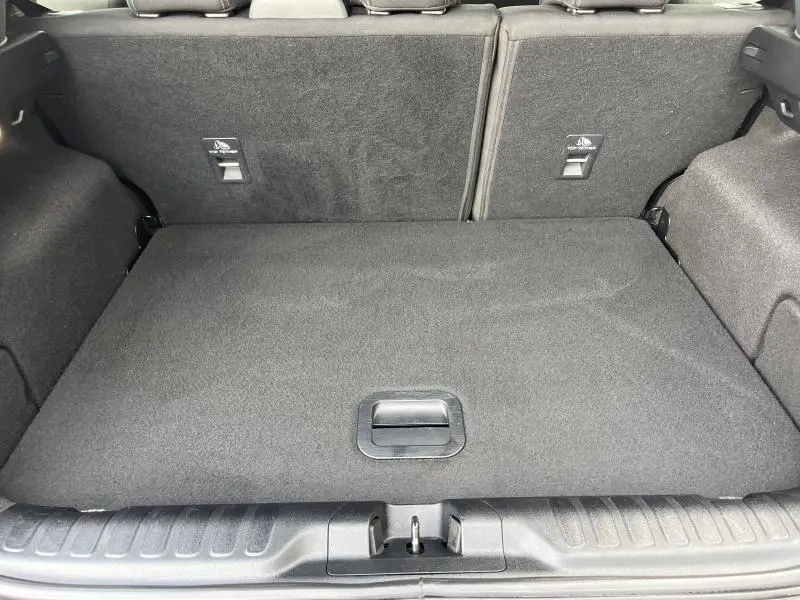 Coffre spacieux fermé avec tapis de sol noir et banquette arrière rabattable du Ford Puma 2023 bleu Abysse.