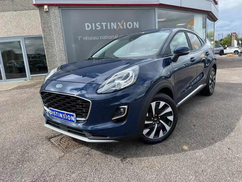 Ford Puma bleu Abysse en 3/4 avant droit avec calandre noire et jantes alliage bicolores visibles