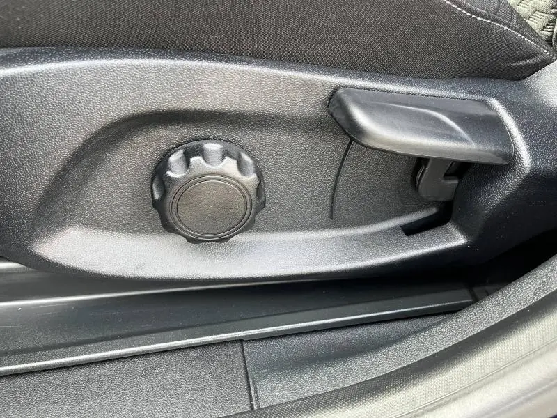 Réglage manuel du siège conducteur noir Kasbah dans la Ford Puma Titanium 2023, détail côté gauche.