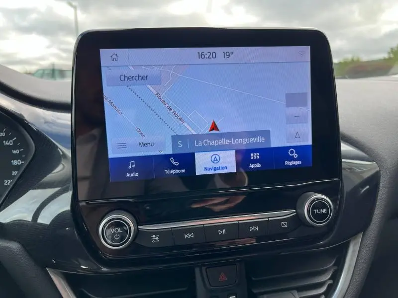 Écran tactile de navigation du Ford Puma bleu Abysse 2023, vue intérieure centrée sur la console multimédia