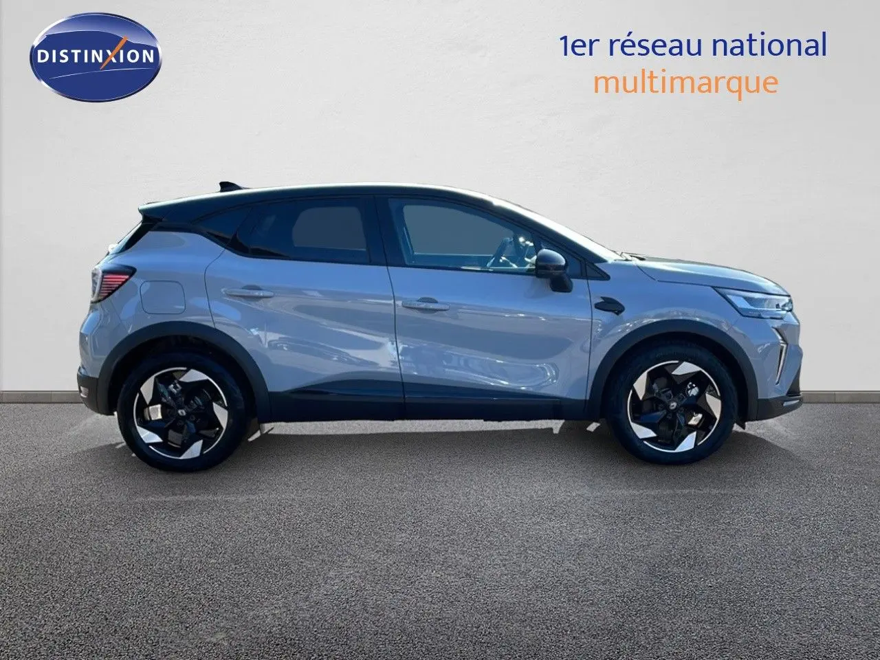 Profil côté gauche du Renault Captur E-Tech hybride gris Rafale avec toit noir et jantes noires et argentées.
