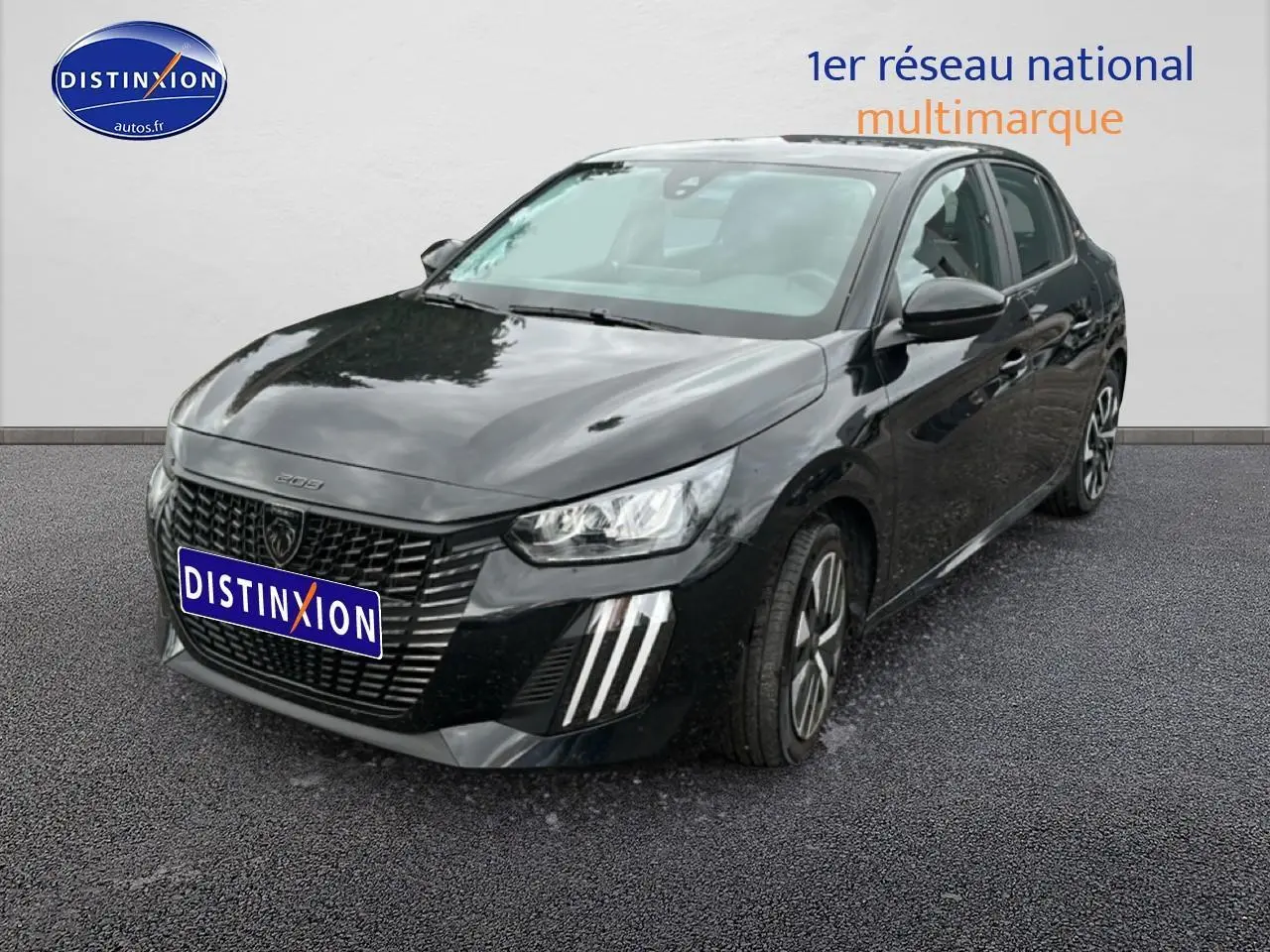 Peugeot 208 1.2 100 style noire vue 3/4 avant, avec phares LED et jantes alliage distinctives.