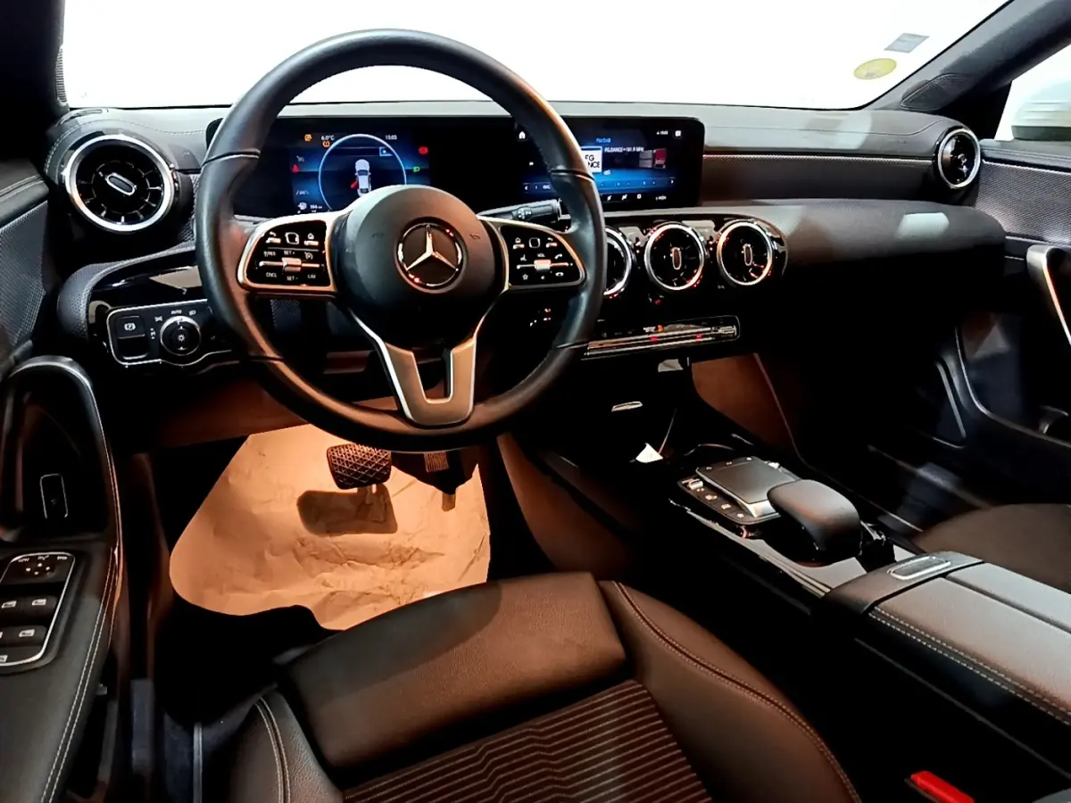 Intérieur noir de la Mercedes CLA 200 d Business Line 2021, vue de face sur le volant et le tableau de bord digital.