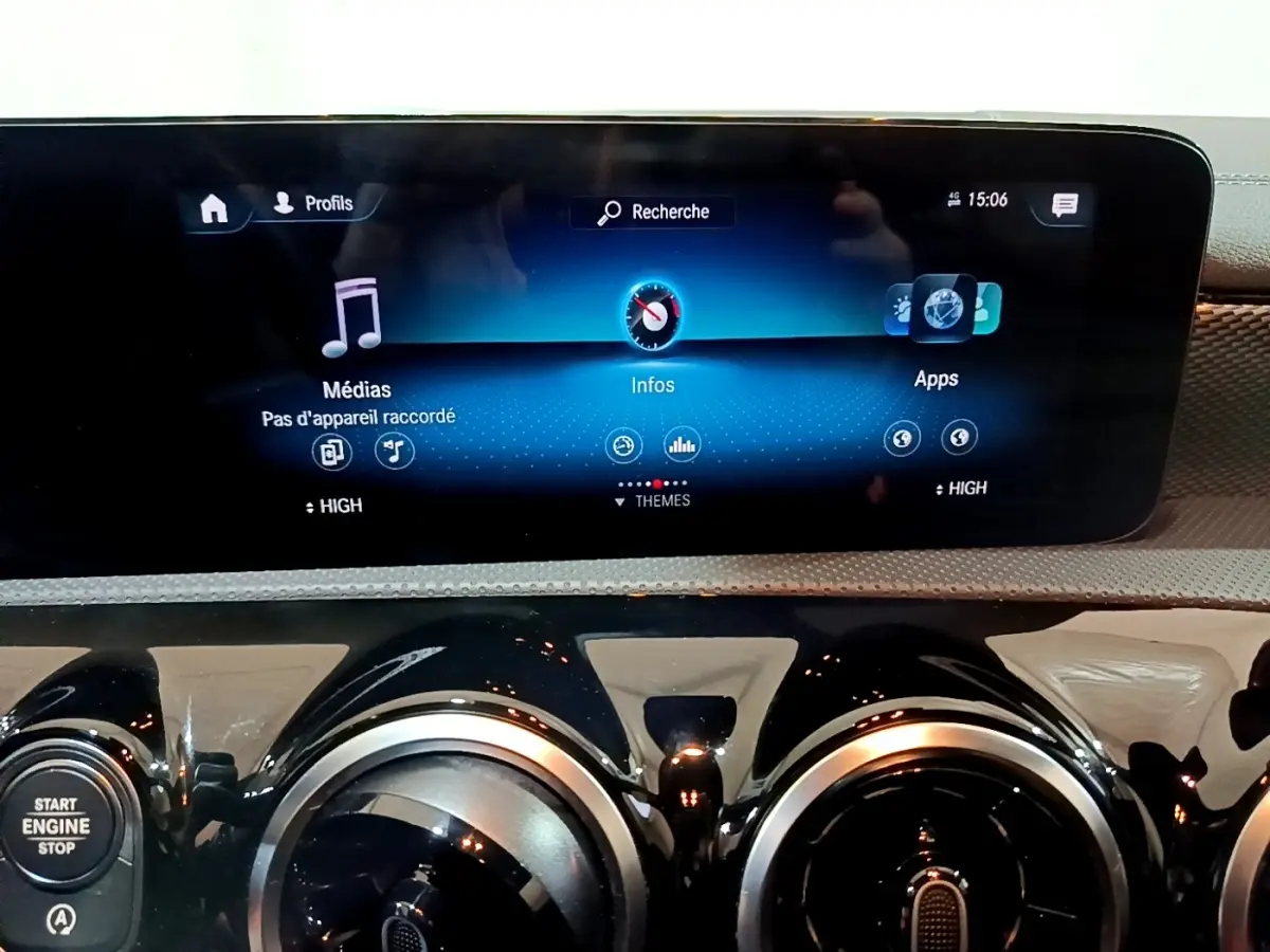 Détail du tableau de bord noir brillant et écran tactile central du Mercedes CLA 200 d Business Line 2021.