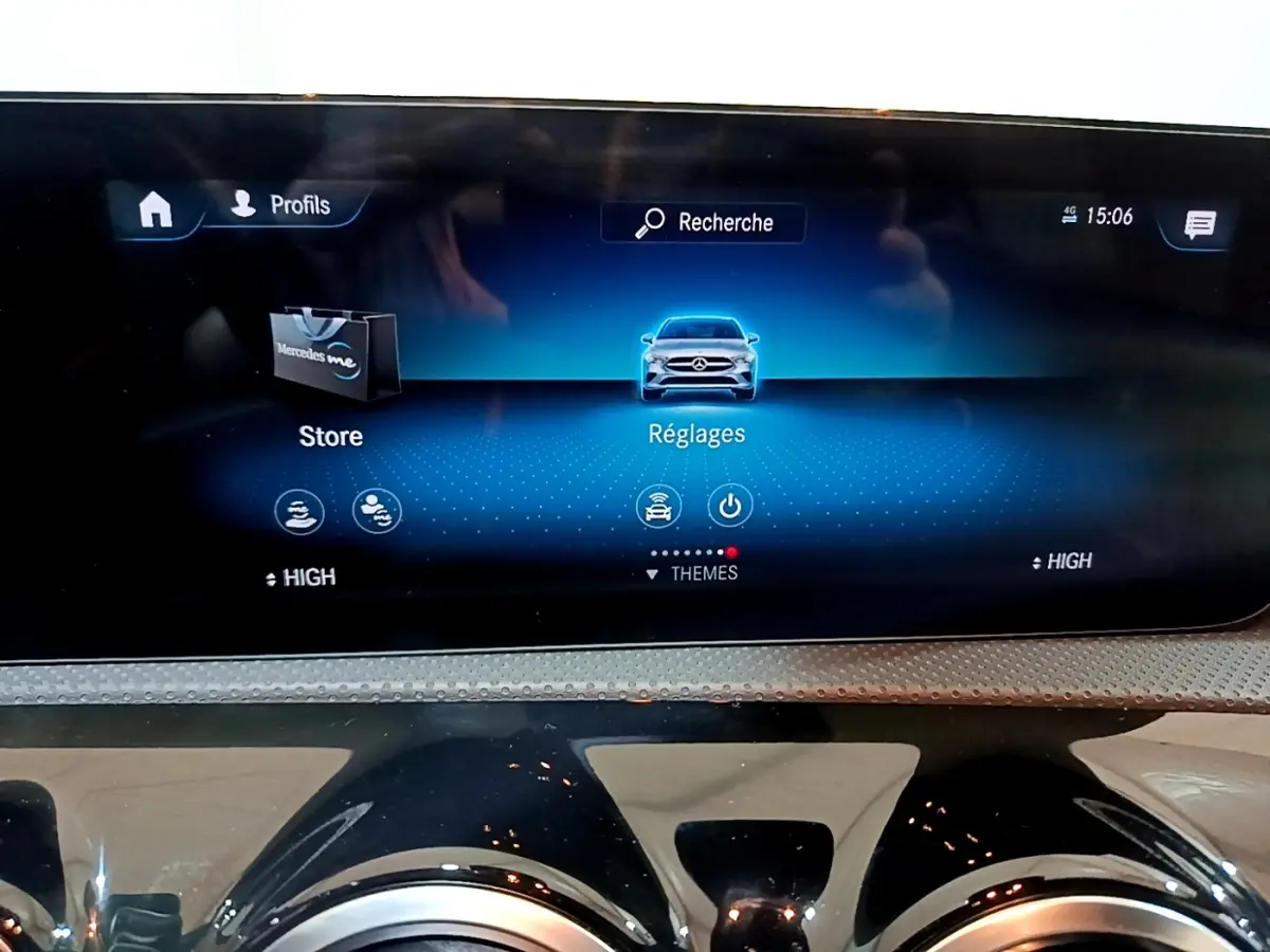 Écran tactile central du tableau de bord de la Mercedes CLA 200 d Business Line, interface réglages affichée.