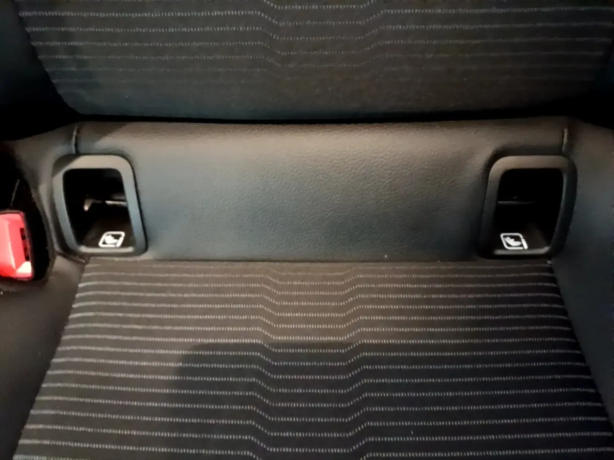 Détail de la banquette arrière noire avec système Isofix visible sur une Mercedes CLA 200 d Business Line blanche.