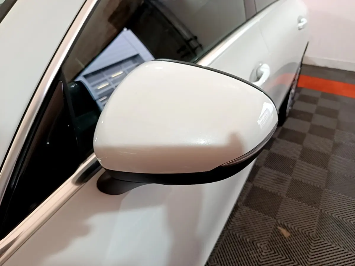 Rétroviseur côté gauche blanc de la Mercedes CLA 200 d Business Line 2021, vue rapprochée en intérieur.