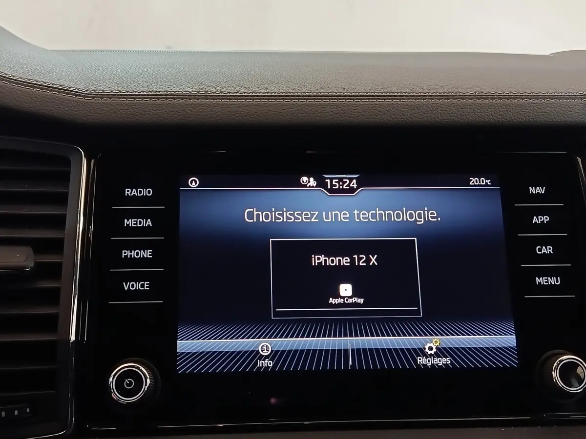 Écran tactile central du Skoda Kodiaq blanc 2022 affichant la connexion Apple CarPlay avec iPhone 12 X.
