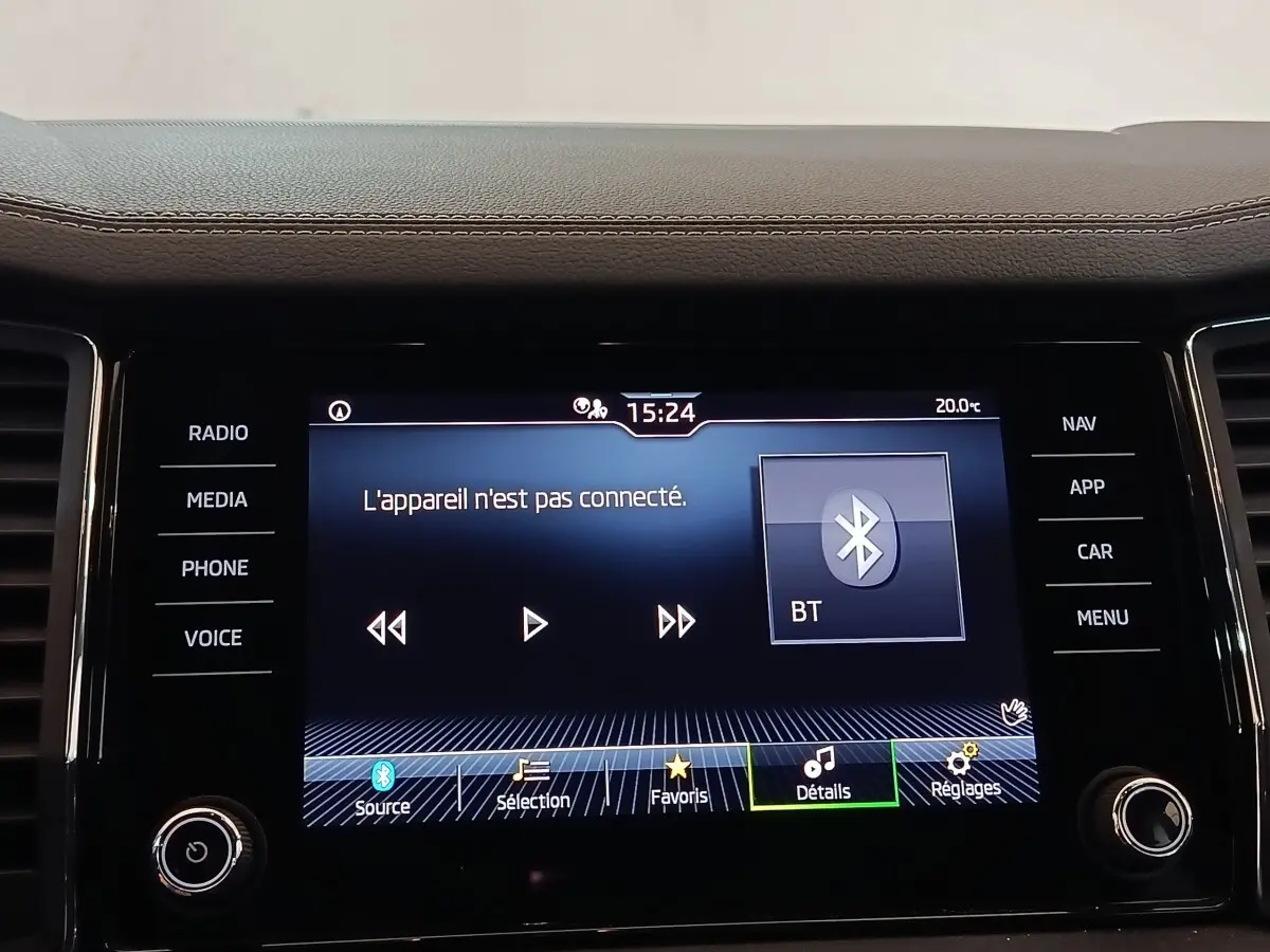 Écran tactile central du tableau de bord du Skoda Kodiaq blanc, affichant la connexion Bluetooth inactive.