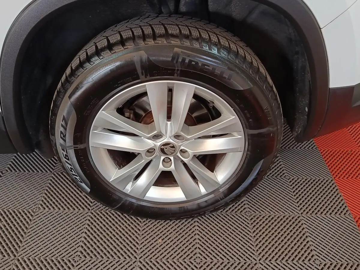 Gros plan sur la roue avant droite du Skoda Kodiaq blanc, jante alliage argent et pneu Pirelli.